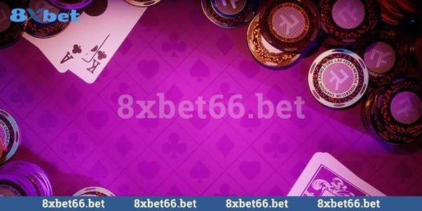 Biểu tượng của các lá bài poker trên nền của logo 8xbet